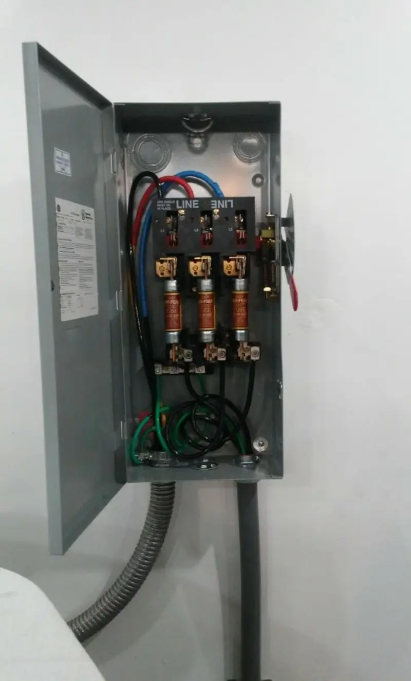 Three-phase disconnect switch installed for Smoke Detector Installation in Pulaski